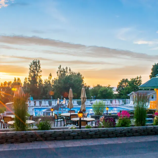 Piscine et coucher de soleil