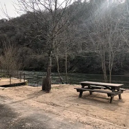 Aire de repos au bord du Lot à Estaing