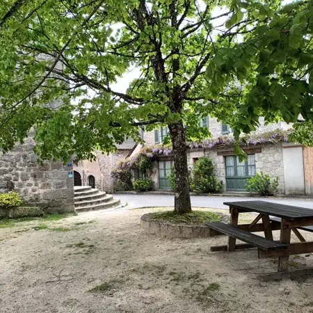 Aire de repos de la place à Espeyrac
