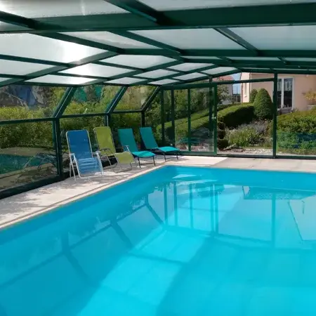 La piscine couverte privative au gîte