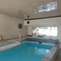 Piscine intérieure, À Mostuéjouls en Aveyron et à la frontière de la Lozère, au cœur d'une région qui regorgent de trésors, d'activités touristiques et sportives, le Soleilo est un oasis de calme et de fraîcheur. 💦✨😍
Cette chambre est équipée de tout le confort nécessaire pour un séjour paradisiaque. 😊
Spa, cuisine et cour privative, accès à des espaces verts privatifs et piscine. ☀️
En options : 
      Hammam, Sauna , Piscine intérieure avec nage a contre courant et massage a buse 
👉 Balade en 2CV 
👉 Massages 🙏

Réservez votre séjour:
☎️ 06 22 84 61 00 
👉 www.lesoleilo.com