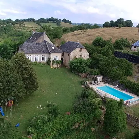Domaine de Bellevue d'Olt, la piscine et le jardin avec la balancoire et la petite maison pour enfants