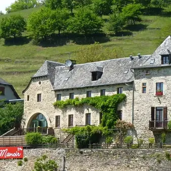 Le manoir vu depuis la route du Lot
