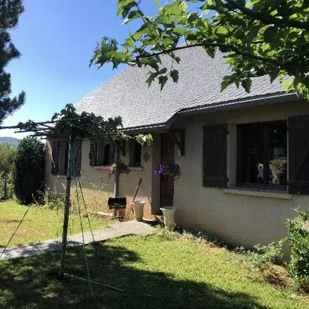 Entrée de la maison et petit jardin accessible, avec Table en été
