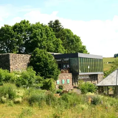 La Maison de l'Aubrac et la tour de l'église Notre Dame des Pauvres