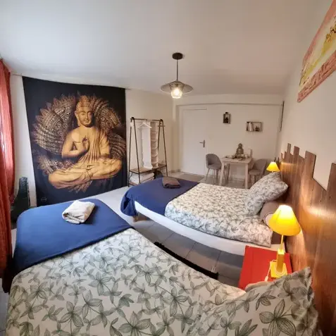 Chambre zen avec deux lits simples