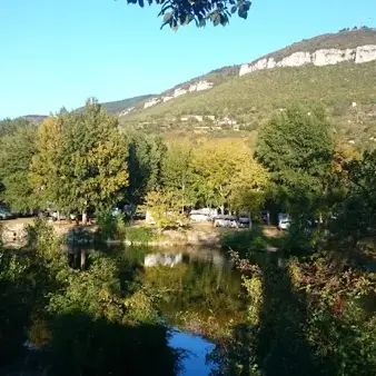CAMPING LARRIBAL au bord du Tarn, au pied de la Pouncho d'Agast