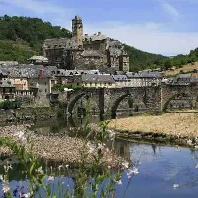 Pont gothique sur le Lot et Château d'Estaing