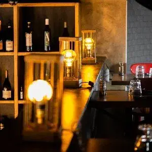 Terrasse secrète offrant une vue panoramique depuis notre restaurant : étagères de vin et atmosphère chaleureuse. Découvrez l'endroit idéal pour des moments mémorables et des délices culinaires.