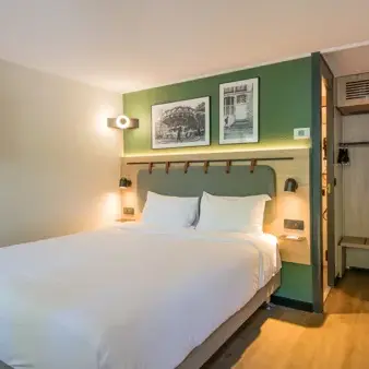 Chambre avec un grand lit