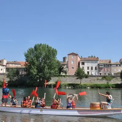 Des activités aux portes de Millau. Côté eau calme, découvrez le dragon boat avec nos moniteurs.