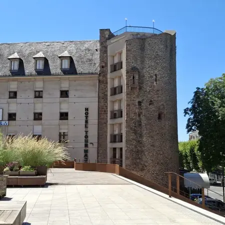 Façade de l'hôtel, depuis la place Foch