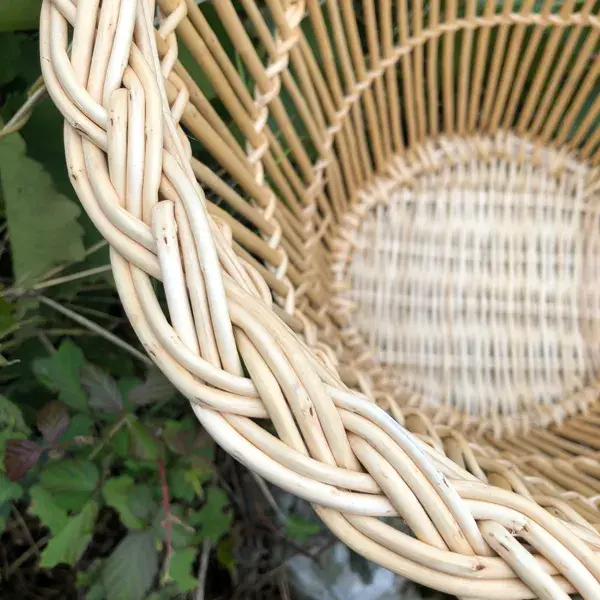Vannerie ajourée, bordure natée, osier blanc