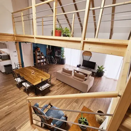 Un grand espace confortable, dédié à la convivialité. Vous y trouverez des jeux, une bibliothèque participative ainsi qu'un écran pouvant être relié à un ordinateur pour regarder un film ou tout ce qui vous plaira grâce au wifi