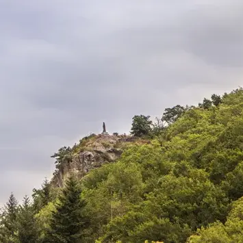 Sur les hauteurs d'Espalion la Vierge de Vermus domine la Vallée du Lot