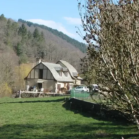 En arrivant sur la Route du Combayre, notre maison , située à 900 mètres des commerces du village d'Estaing
