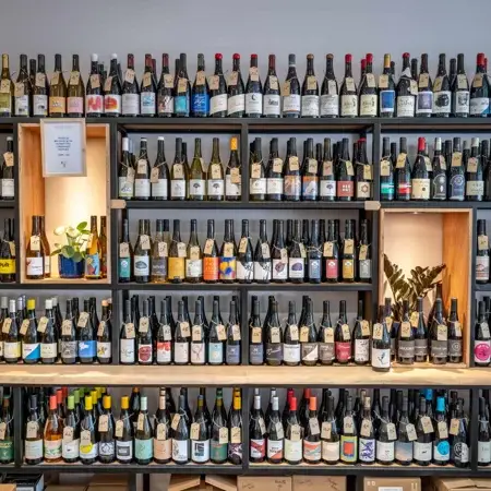 200 Références de vins d'Artisans, sélectionnés avec soin, directement sur les vignobles de France et d'Europe...