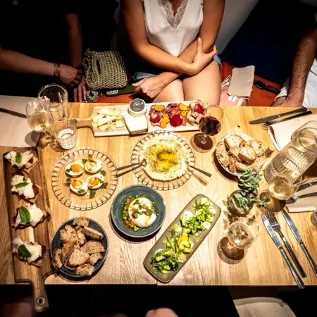 Une carte de tapas selon l'inspiration du marché, le jeudi et vendredi jusqu'à 22h00.