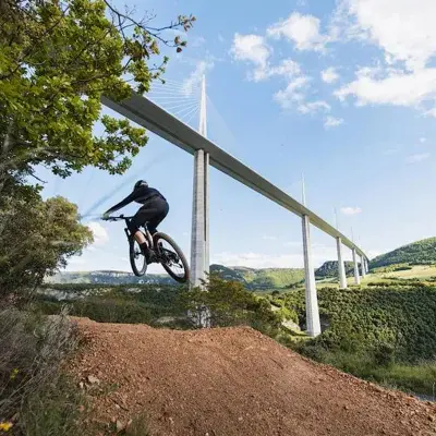 VTT Enduro sous le Viaduc de Millau