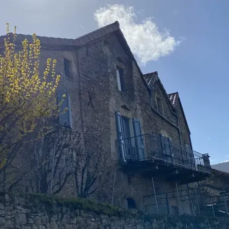 Ancien corps de ferme  entièrement rénové,  avec 4 chambres spacieuses, 2 salles d’eau, un grand séjour avec cuisine, un espace extérieur avec terrasse et balcon.