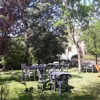Buvette - petite restauration dans le verger ombragé