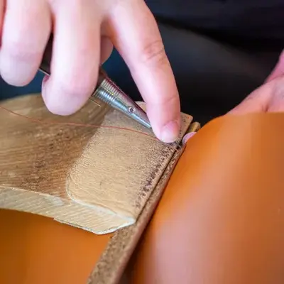 Réalisation de la couture au point sellier.