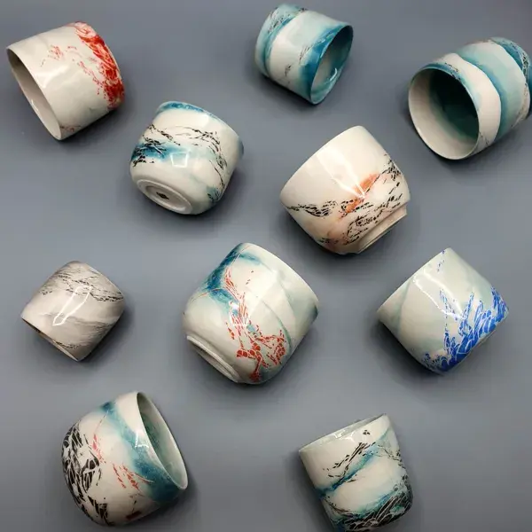 Ensemble de tasses colorées en faïence