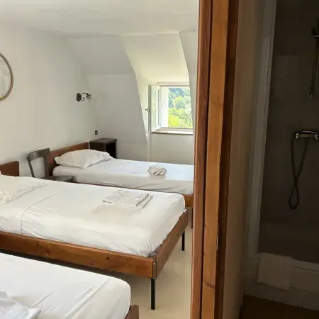 Chambre triple, douche et toilette