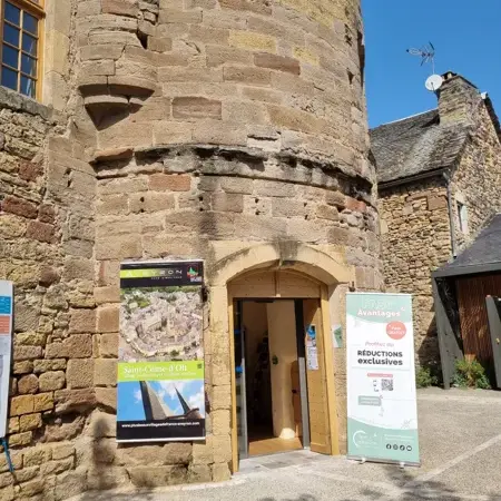 Bureau d'Information Touristique de Saint-Côme-d'Olt dans une des tours du château ou Mairie.