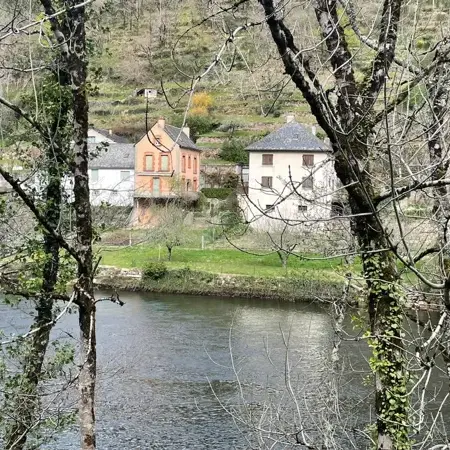 LA PAUSE RIVIERE le gite au bord de la Truyère
C'est la maison blanche, l'étage du haut et  son grand terrain qui s'étend jusqu'à la rivière.