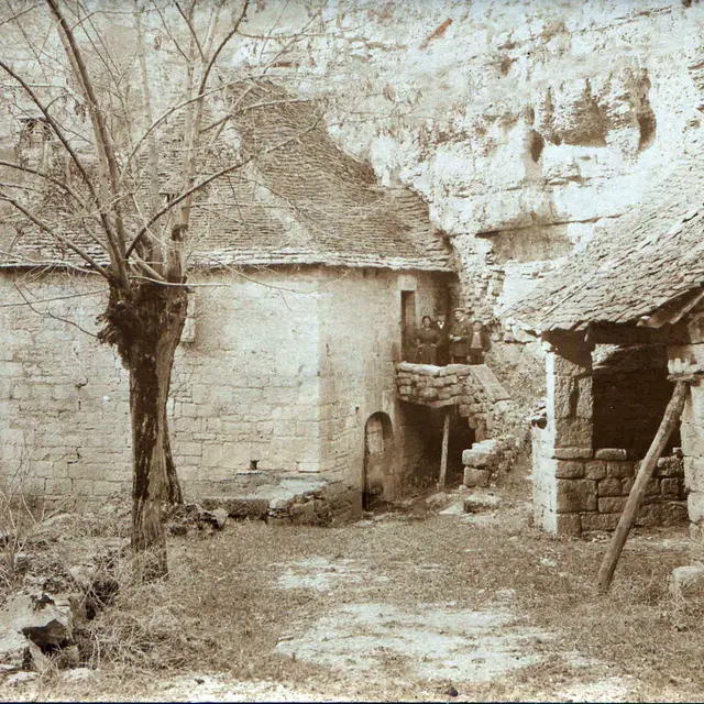 Moulin du Saut avec la famille sur le perron et le fournil encore en bon état©Collection VIALATTE Bernard.jpg