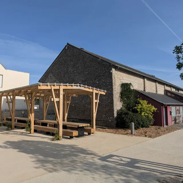 Aire de pique-nique Questembert près du cinéma (1).jpg