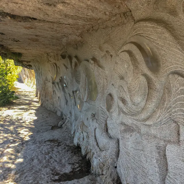 Bas-relief sculpté sur le chemin de Halage à Bouziès Lot Tourisme - C. Seguy 180929-112913.jpg