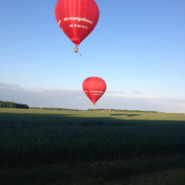 2 ballon en vol dans la campagne et grand ciel bleu art montgolfières.jpg