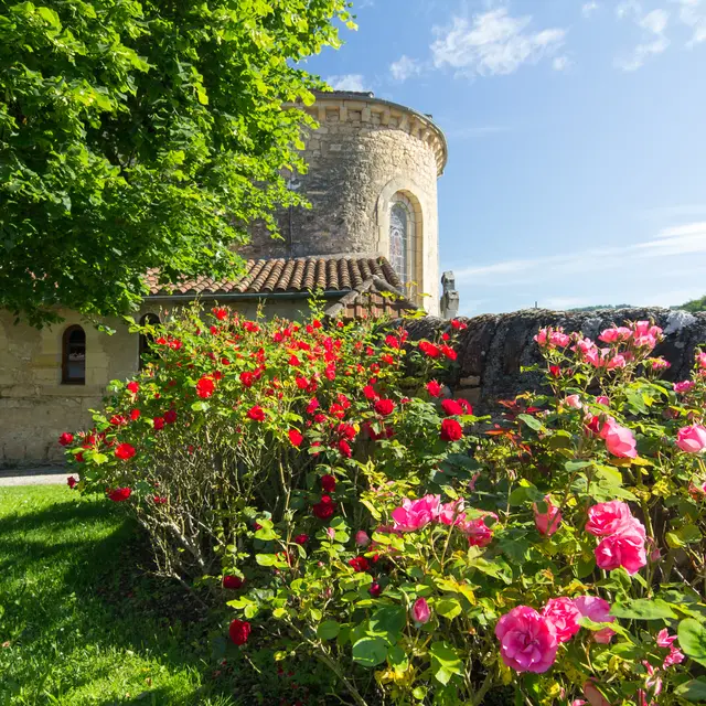 Devant l'église de Terrou - © Lot Tourisme C. Novello -001.jpg