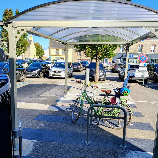 Station autoréparation et abri vélo - Place du 8 mai Questembert (3).jpg