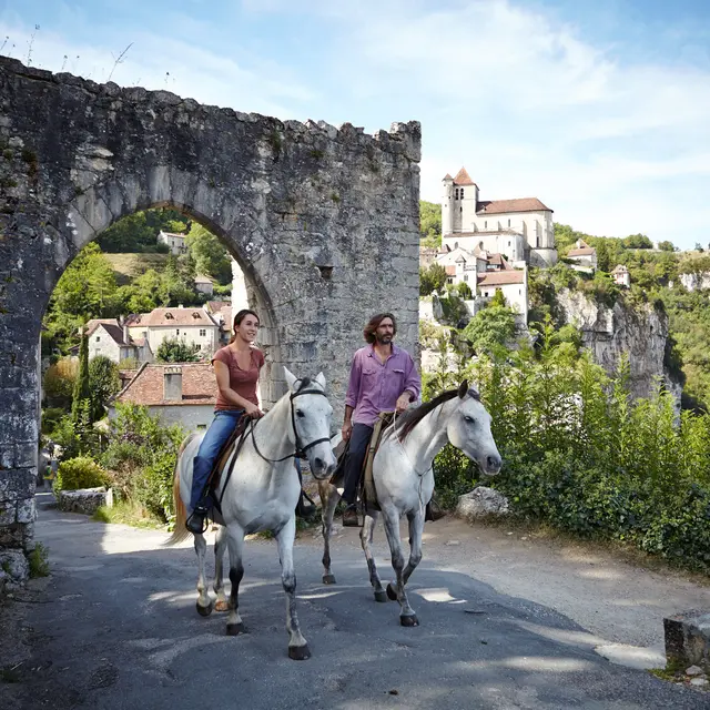 Cavaliers devant porte de Rocamadour à Saint Cirq Lapopie© ATE Lot - B. Norris.jpg