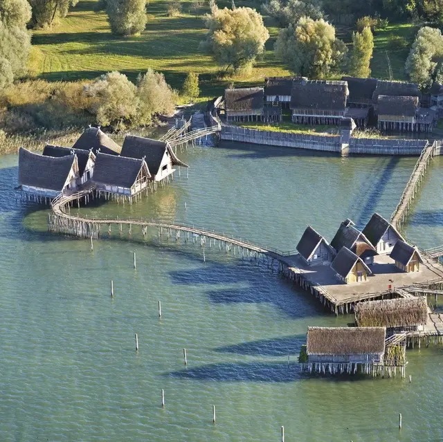 POI 6- image 2 village néolithique reconstitution.jpg