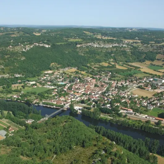 Vue aérienne de Cajarc--Lot Tourisme-ECAV aviation-Michel Bernard.jpg