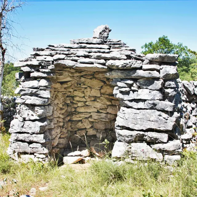 7 - l'enclos et ses cabanes de pierres sèches_1.jpg