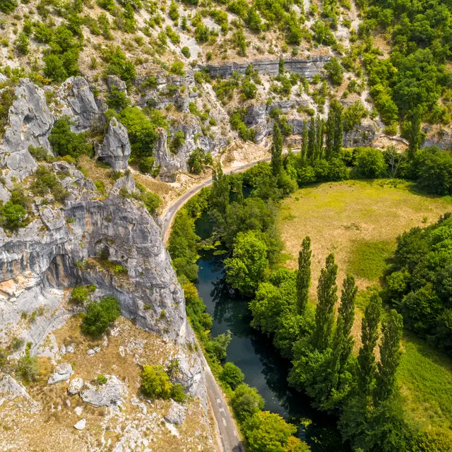 Falaises dans la vallée de l_Ouysse C. Novello - Lot Tourisme 200724-060755.jpg