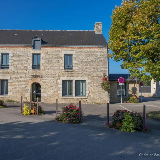 Mairie de Larré © Christian Baudu - Scopidrone.jpg
