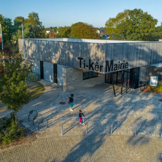 Mairie de Lauzach  ©Christian Baudu - Scopidrone.jpg