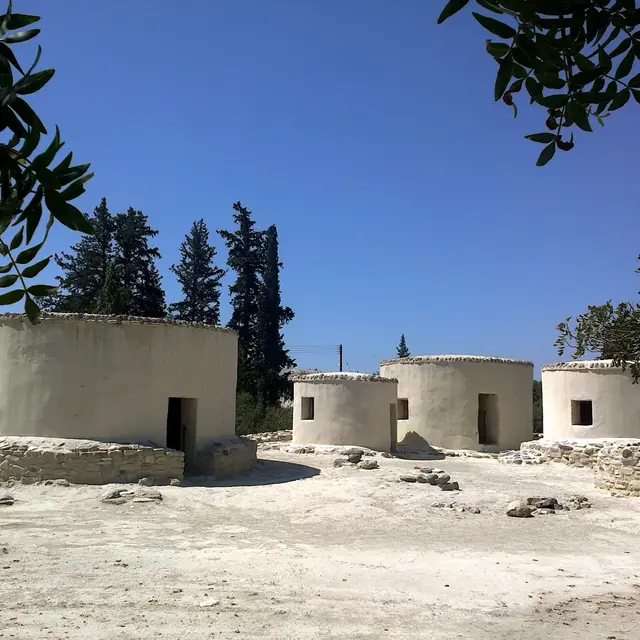 POI 6- image 3 village néolithique reconstitution Chypre.jpg