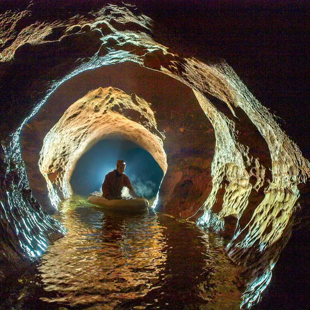 POI 10 - navigation rivière souterraine-credit JF Fabriol.jpg