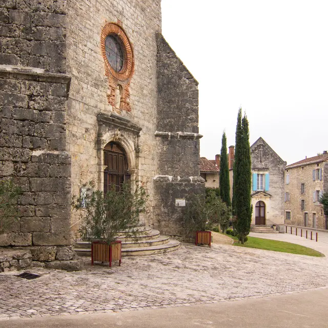 Parvis de l_église de St-Vincent-Rive-d_Olt © Lot Tourisme C. Novello 151008-110642.jpg