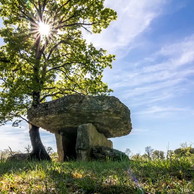 Dolmen de Ferrières à Limogne © Lot Tourisme - C. Novello-2.jpg