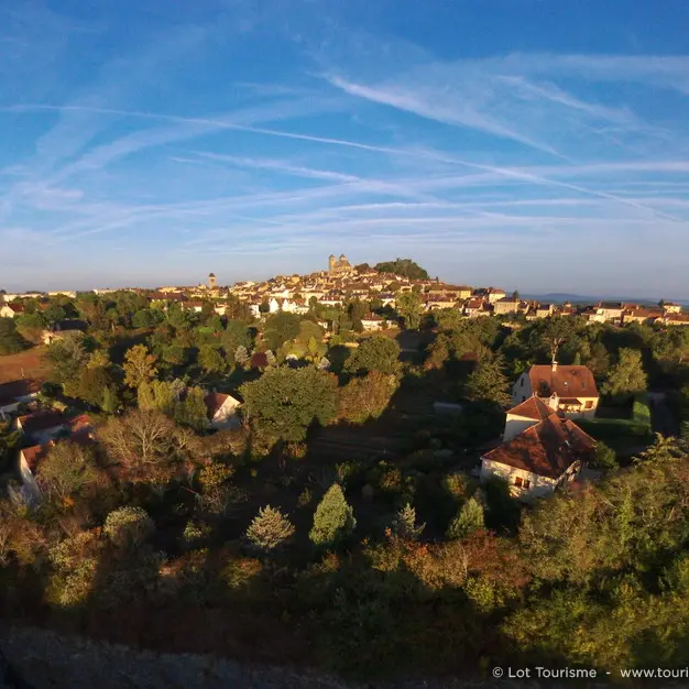 Vue aérienne de Gourdon © Lot Tourisme - C. Novello 160922-083233_800x626.jpg