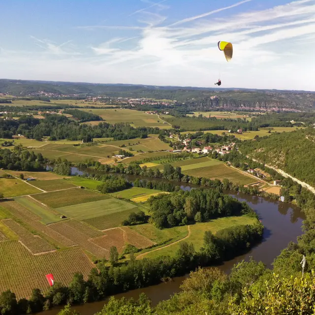 Parapente à Douelle © Lot Tourisme - E. Ruffat 120601-180402.jpg