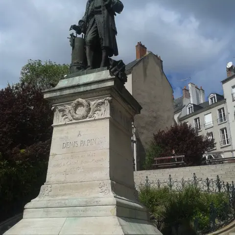 Statue_Denis_Papin.jpg